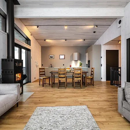 Modern Family In - Spectacular Views!
